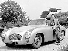 Rudolf Uhlenhaut mit einem Mercedes-Benz Rennsportwagen 300 SL Coupé (W 194) auf dem Stuttgarter Rotenberg im Jahr 1953. 